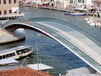 Vista del puente de la Constitución diseñado por Santiago Calatrava en Venecia.