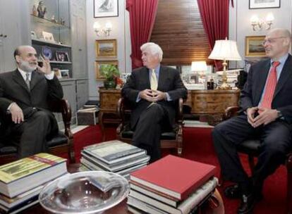 De izquierda a derecha, el presidente de la Reserva Federal, Ben Bernanke; el senador Christopher Dodd, y el secretario del Tesoro, Henry Paulson.