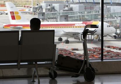 Un viajero espera en la T-4 del aeropuerto de Barajas de Madrid