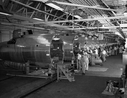 El 19 de julio de 1942, empleados de Chrysler Corporation's trabajan en la línea de montaje de la sección anterior de los bombarderos Martin B-26.