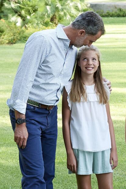 Hay que buscar las claves de esta imagen en el cinturón con remate en color turquesa, en el reloj deportivo y en la camisa de vestir estampada en tonos fríos. Le acompaña su hija Sofía.