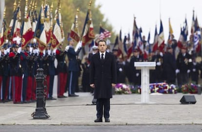 El presidente Nicolás Sarkozy en la Tumba del Soldado Desconocido durante los actos del Día del Armisticio, en París.