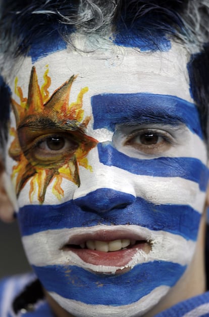 Un aficionado uruguayo, con la cara pintada con la bandera de su país, durante el partido que los enfrentó a Francia.