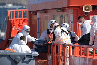 Personal de emergencias en el puerto de Arguineguín (Gran Canaria) recoge un cadáver recuperado del naufragio de una patera en el Atlántico el pasado abril.