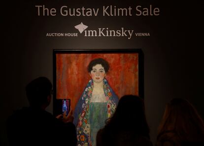 Los visitantes observan el retrato de Gustav Klimt 'Bildnis Fraulein Lieser', visto por última vez en 1925