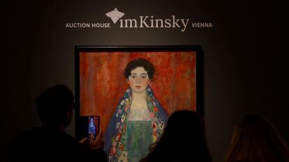 Visitors look at Austrian artist Gustav Klimt's portrait "Bildnis Fraulein Lieser", last seen in public in 1925 and estimated at $54 million, as it's in display ahead of an auction next week in Vienna, Austria April 19, 2024. REUTERS/Leonhard Foeger