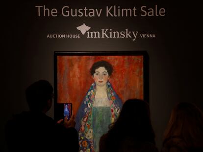 Visitors look at Austrian artist Gustav Klimt's portrait "Bildnis Fraulein Lieser", last seen in public in 1925 and estimated at $54 million, as it's in display ahead of an auction next week in Vienna, Austria April 19, 2024. REUTERS/Leonhard Foeger