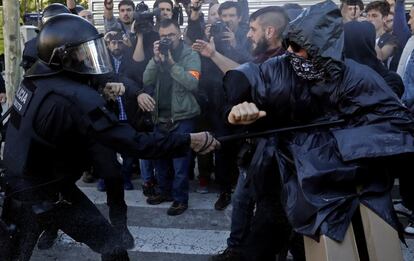 Al término de la protesta, los Mossos d'Esquadra han desplegado un amplio dispositivo de antidisturbios para evitar que hubiera contacto entre los convocados por Jusapol y los asistentes a la concentración de los CDR, a unos 150 metros de distancia. En la imagen, miembros de los CDR se enfrentan a los Mossos d'Esquadra este sábado en Barcelona.