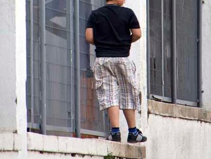 Niños de La Chanca saltaban ayer las rejas del colegio del barrio para jugar dentro.