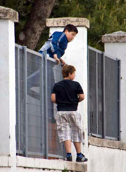Niños de La Chanca saltaban ayer las rejas del colegio del barrio para jugar dentro.