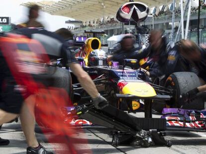 Los mecánicos en Red Bull, con Vettel, en Sepang.