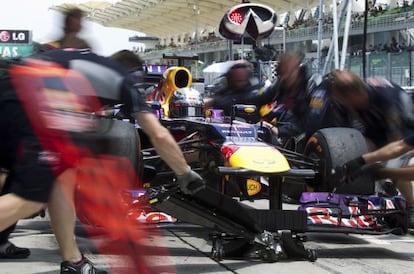 Los mecánicos en Red Bull, con Vettel, en Sepang.