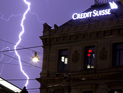 Un rayo cae junto a la sede central de Credit Suisse, en Zúrich, el 24 de agosto de 2011.
