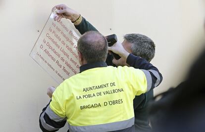 Retirada de una placa de Alfonso Rus en La Pobla de Vallbona (Valencia) el 2 de febrero.