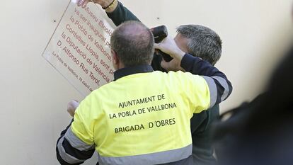 Retirada de una placa de Alfonso Rus en La Pobla de Vallbona (Valencia) el 2 de febrero.