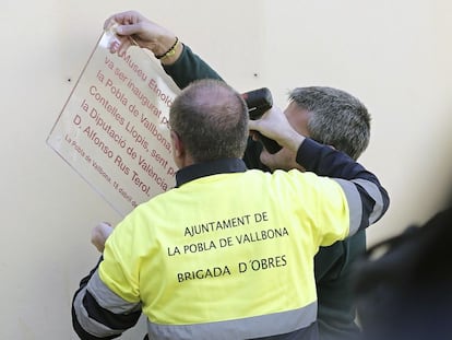 Retirada de una placa de Alfonso Rus en La Pobla de Vallbona (Valencia) el 2 de febrero.
