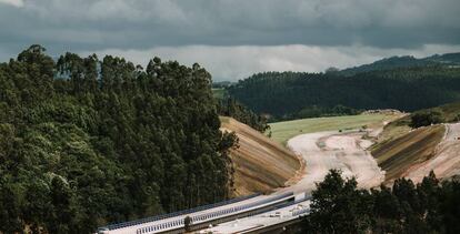 Una autopista en construcción y, debajo, obras de un edificio residencial.