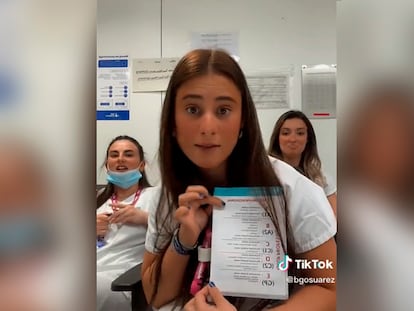 Una enfermera muestra los requisitos para realizar las oposiciones en Cataluña, en una captura de Tiktok.