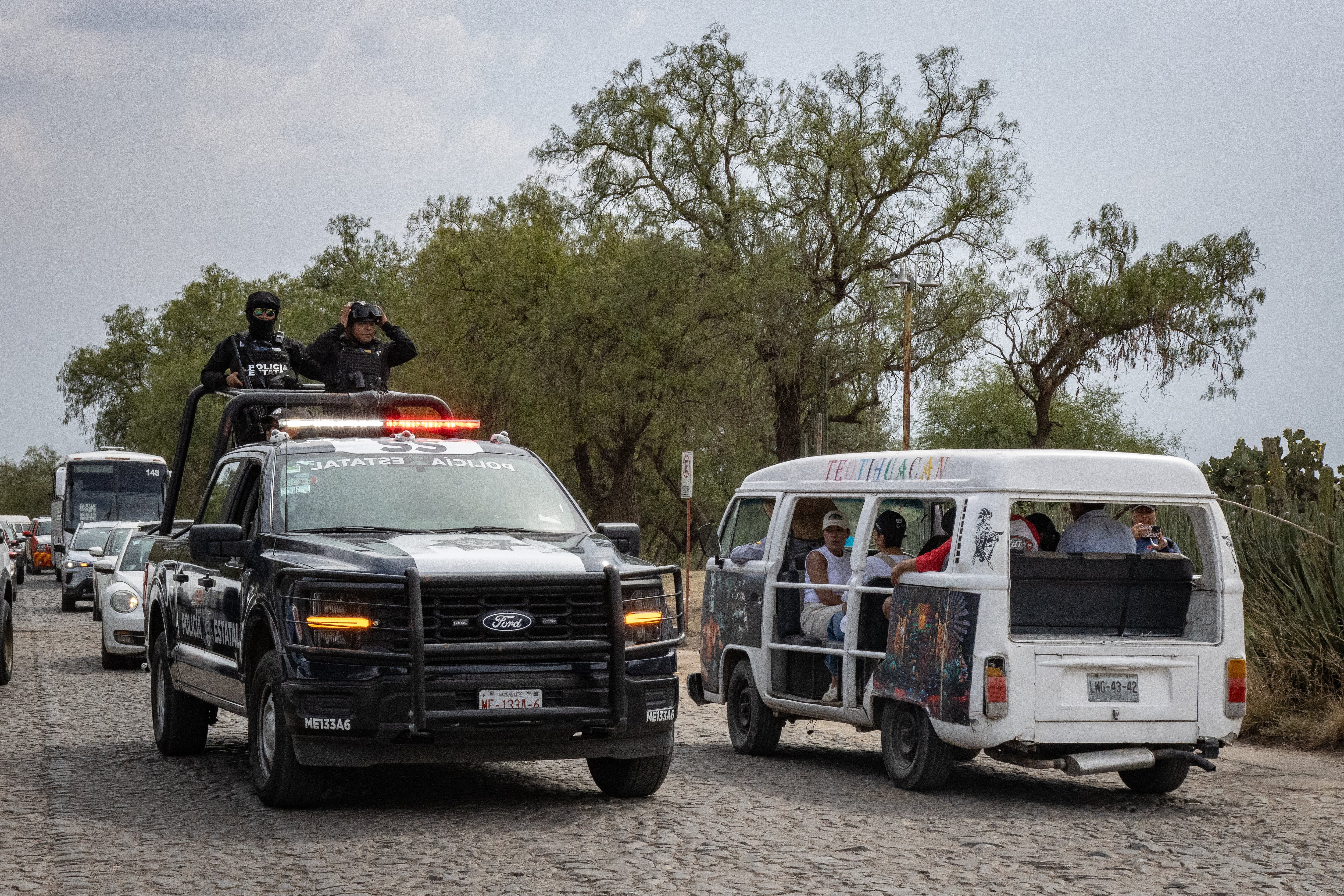 Autoridades llegan a la zona arqueológica de Teotihuacán, después del del tiroteo, este lunes.