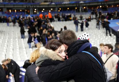 Una pareja de espectadores se abraza tras el partido en Saint-Denis