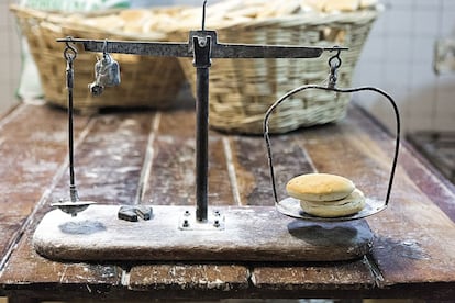 En ninguna panadería que se precie (en la foto, La Compañía, en Graneros) falta la hallulla, redonda, de miga laminada a la vista por los costados y dorada por encima, con los tradicionales hoyitos marcados en su superficie por un rodillo picador, proveniente de algún taller artesanal de utensilios para panadería que aún sobrevive.