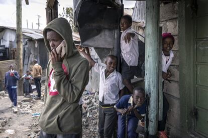 A la falta de acceso a una vivienda se suma también la crisis en la educación. La segunda fase de las demoliciones duró dos semanas y afectó también a escuelas. Cuando los alumnos de la Academia Internacional River Life volvieron de sus pueblos a la ciudad tras pasar las vacaciones de mitad cuatrimestre se encontraron hogares en ruinas. 