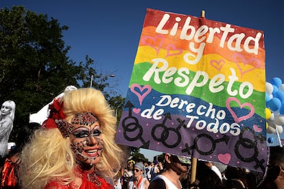 Durante el desfile del Orgullo del año pasado, las calles de Madrid se llenaron de banderas arcoíris y mensajes como este reclamando igualdad y libertad para todos.