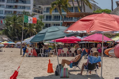 Turistas en la Bahía Santa Cruz, Huatulco, el 10 de marzo.