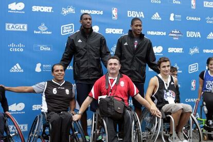 Thaddeus Young, izquierda, y Rodney Williams (d) junto a jugadores de baloncesto en sillas de ruedas en Bilbao.