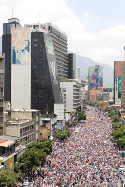 Manifestantes tomam as ruas de Caracas, capital da Venezuela, durante um protesto convocado pela oposição.