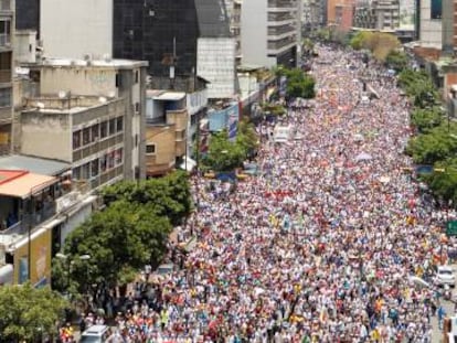 Manifestantes tomam as ruas de Caracas, capital da Venezuela, durante um protesto convocado pela oposição.