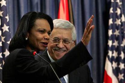 Condoleezza Rice y Mahmud Abbas, en un momento de su rueda de prensa ayer en Ramala.