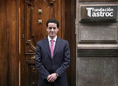 Enrique Bañuelos, en la puerta de la sede de la Fundación Astroc, en Valencia.