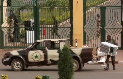 Un soldado carga un mueble en un camión a las puertas del recinto que contiene los ministerios gubernamentales en Bamako, Mali