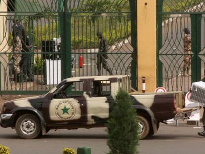 Un soldado carga un mueble en un camión a las puertas del recinto que contiene los ministerios gubernamentales en Bamako, Mali