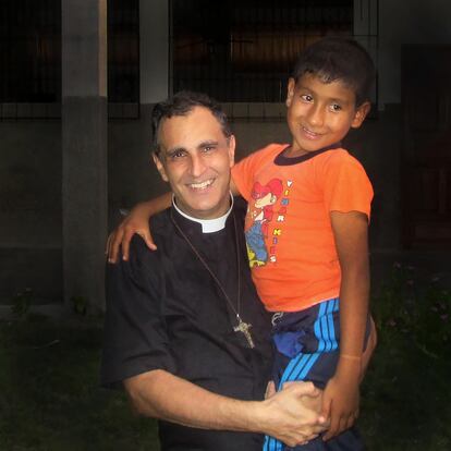 El padre Doñoro, con uno de los niños acogidos en Hogar Nazaret.