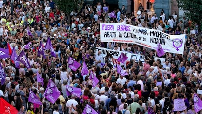 Vista de la manifestación feminista de Callao, este lunes en Madrid.