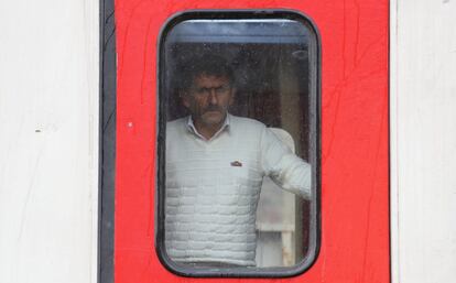 Un hombre mira por la ventanilla abordo del Dogu Ekspresi (Expreso del Este).