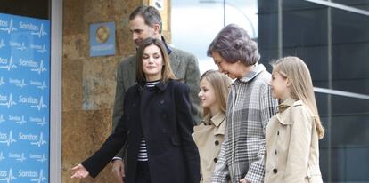 Los Reyes, junto a sus hijas y la reina Sofía, visitan al rey Juan Carlos en el hospital.
