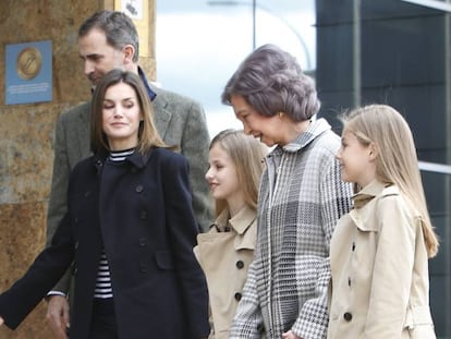 Los Reyes, junto a sus hijas y la reina Sofía, visitan al rey Juan Carlos en el hospital.