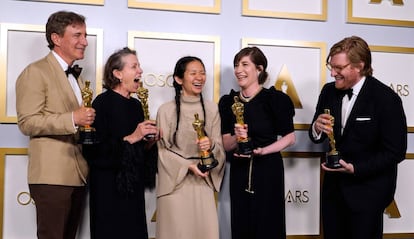 El equipo de 'Nomadland', con Chloé Zhao y Frances McDormand a la cabeza, tras ganar en los Oscar.