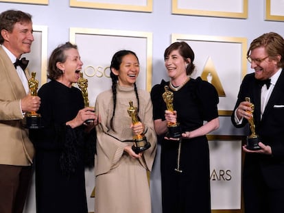 El equipo de 'Nomadland', con Chloé Zhao y Frances McDormand a la cabeza, tras ganar en los Oscar.