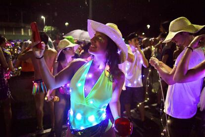 Participantes en el desfile del carnaval 'My light is LED' celebrado en Río de Janeiro (Brasil), el 1 de marzo de 2019.