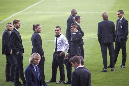 Los jugadores del Juventus posan para los medios en el césped del estadio Vicente Calderón