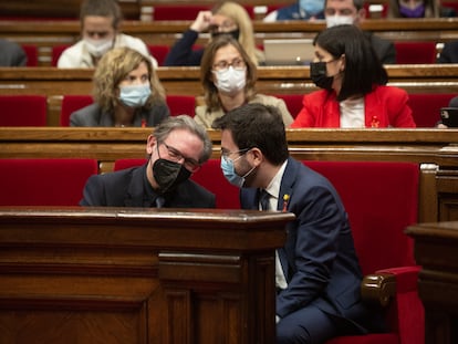 El conseller de Economía, Jaume Giró, y el president de la Generalitat, Pere Aragonès, en un Pleno del Parlament el pasado 1 de diciembre, en Barcelona.