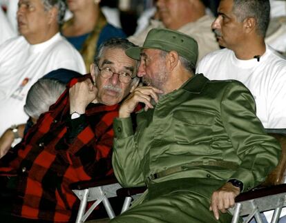 El líder cubano, Fidel Castro, junto al escritor colombiano Gabriel García Márquez durante el acto inaugural de los primeros juegos Olímpicos nacionales cubanos en noviembre de 2002.