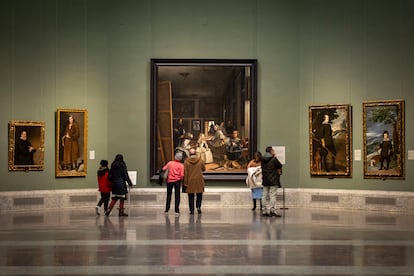 Varias personas contemplan el cuadro de Velázquez 'Las Meninas' en el Museo del Prado en marzo.