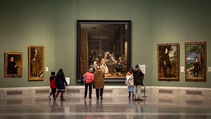 Varias personas contemplan el cuadro de Velázquez 'Las Meninas' en el Museo del Prado en marzo.