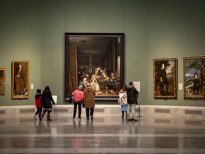 Varias personas contemplan 'Las Meninas' en una visita al Museo del Prado.