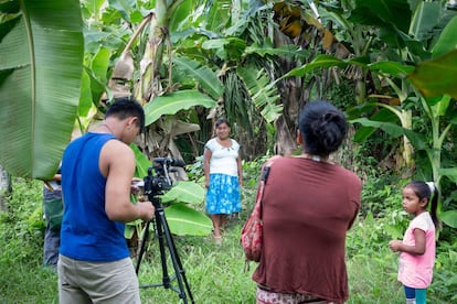 Componentes de Radio Ucamara entrevista a la señora Ernestina Apagüeño que explica el enterramiento de la yuca, una de las estrategias kukamas para tener reserva de alimentos tras el periodo de creciente en que chacras (terrenos de cultivo) y caminos están inundados. 